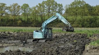 Speciálně upravené Kobelco SK140SRLC rekultivuje rybník na Písecku