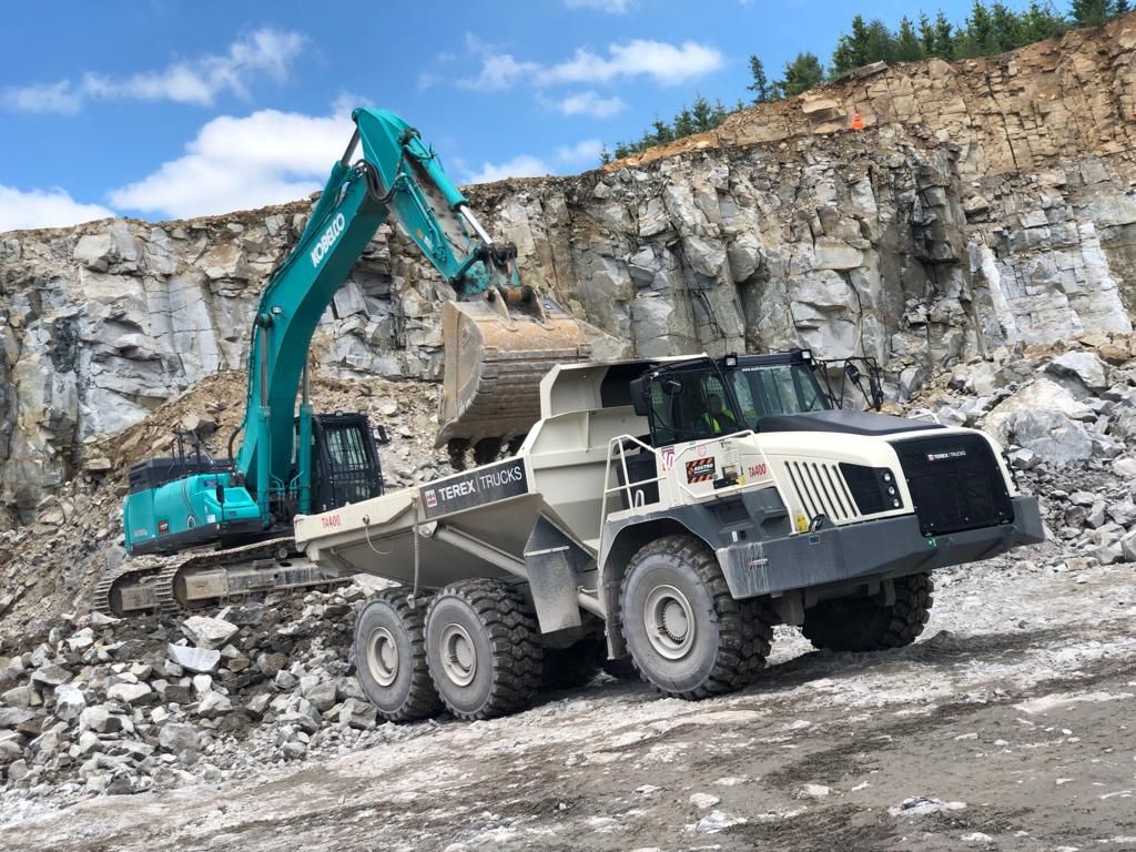 Kobelco SK500 and TEREX TA400 in the Žula Rácov company Kobelco SK500 and TEREX TA400 in the Žula Rácov company