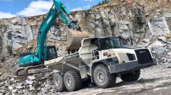 Kobelco SK500 a TEREX TA400 ve firmě Žula Rácov