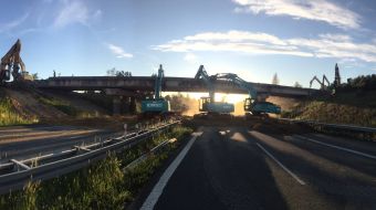 KOBELCO STROJE DEMOLUJÍ MOST NA DÁLNICI D7